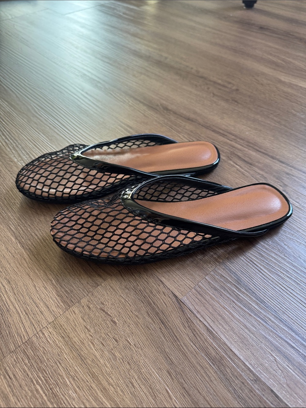 Trendy Woven Mesh Slide Flat Sandals in Black Size 9 or 41 - Picture 2 of 6